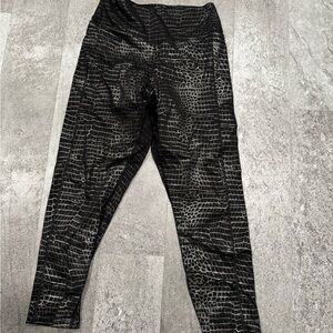 PINK Victoria's Secret Black and Gray Patterned Leggings